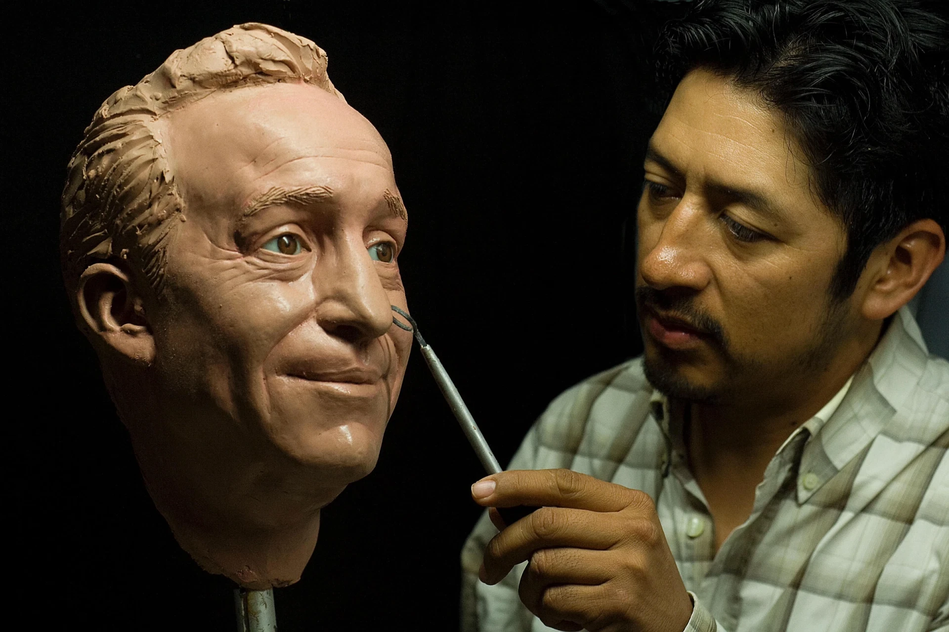 Trabajo de detalle sobre el rostro de un retrato en el taller