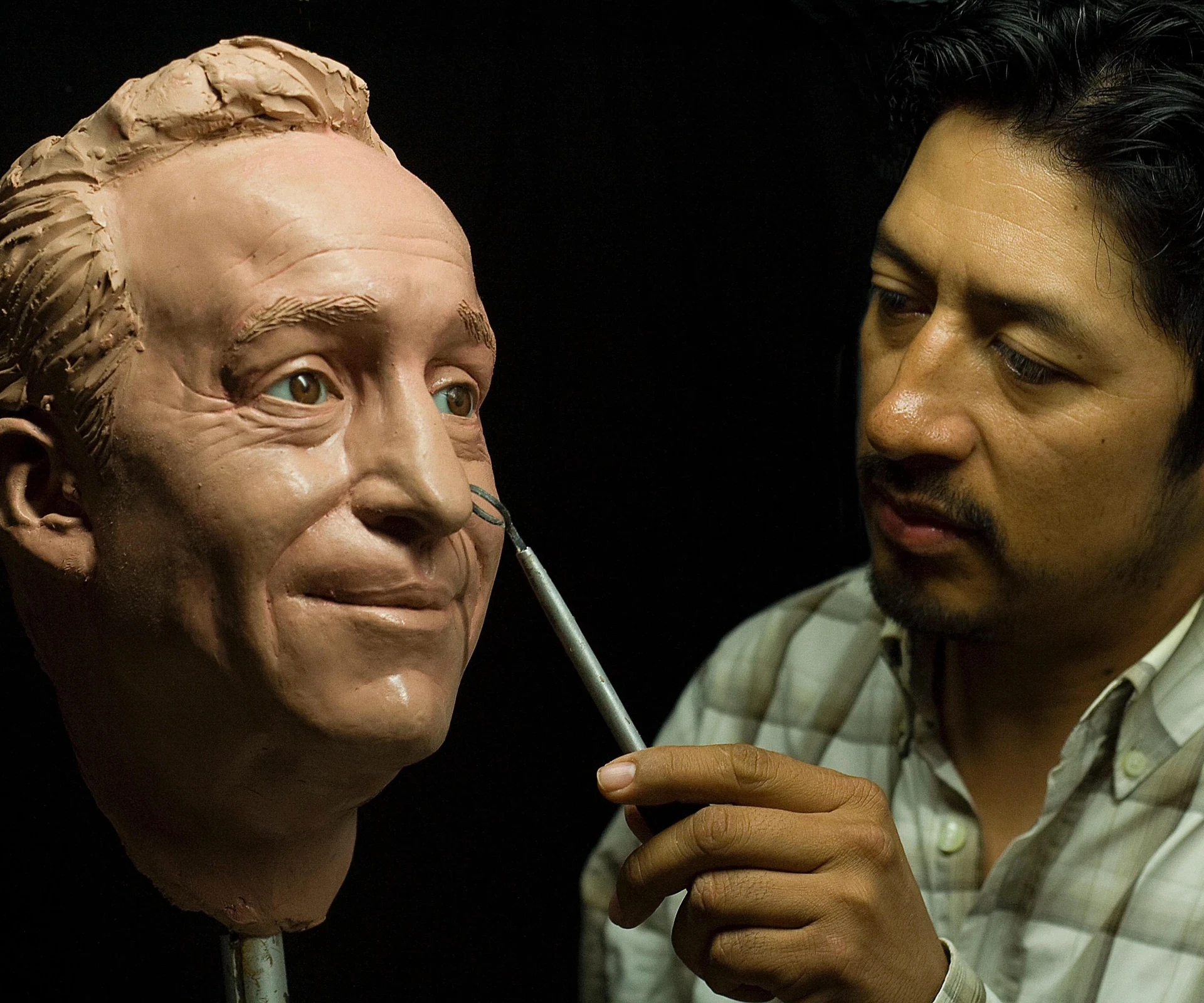 Trabajo de detalle sobre el rostro de un retrato en el taller