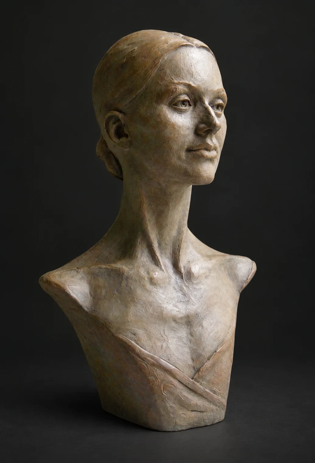 Busto femenino con la cabeza ligeramente girada y los hombros modelados