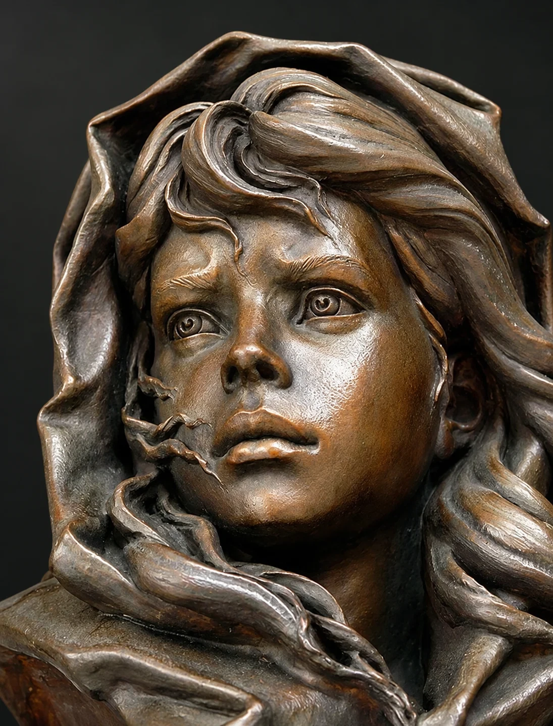 Primer plano de un retrato escultórico joven con cabello ondulado