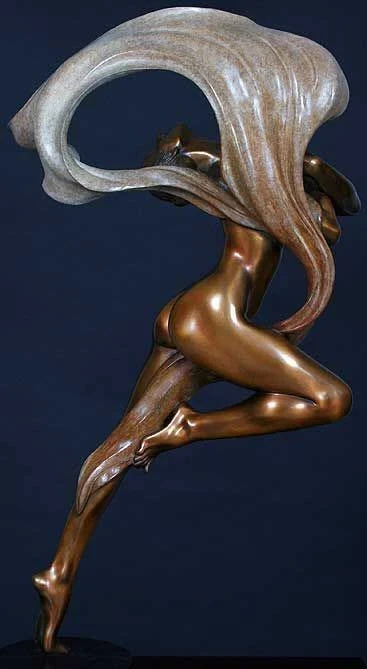Escultura de una figura con un paño elevado y formas curvas en movimiento