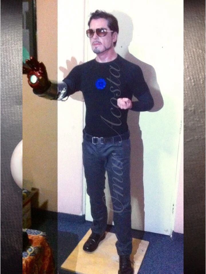 Figura humana hiperrealista de cuerpo completo con ropa oscura y gafas