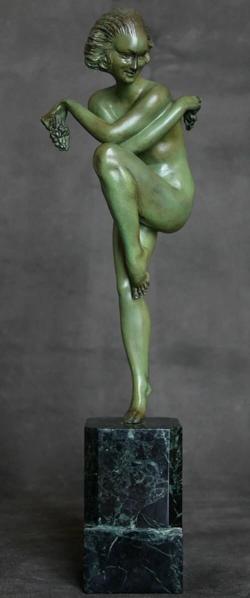Escultura de una figura femenina estilizada sobre una base alta