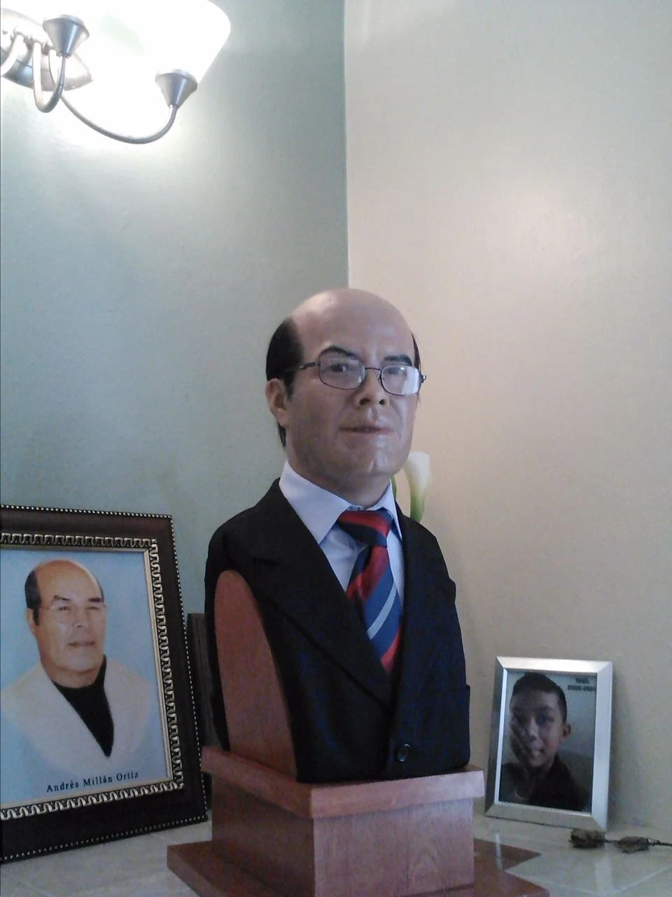 Retrato escultórico hiperrealista con gafas, camisa, corbata y saco